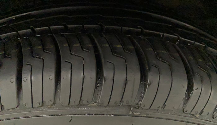 2016 Maruti Baleno DELTA PETROL 1.2, CNG, Manual, 62,766 km, Right Front Tyre Tread