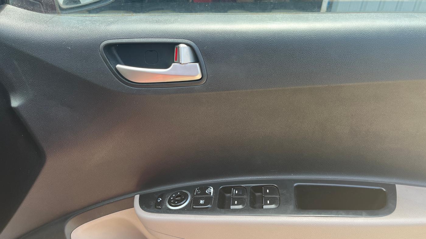 2016 Hyundai Xcent SX 1.2 (O), Petrol, Manual, 88,802 km, Driver Side Door Panels Control