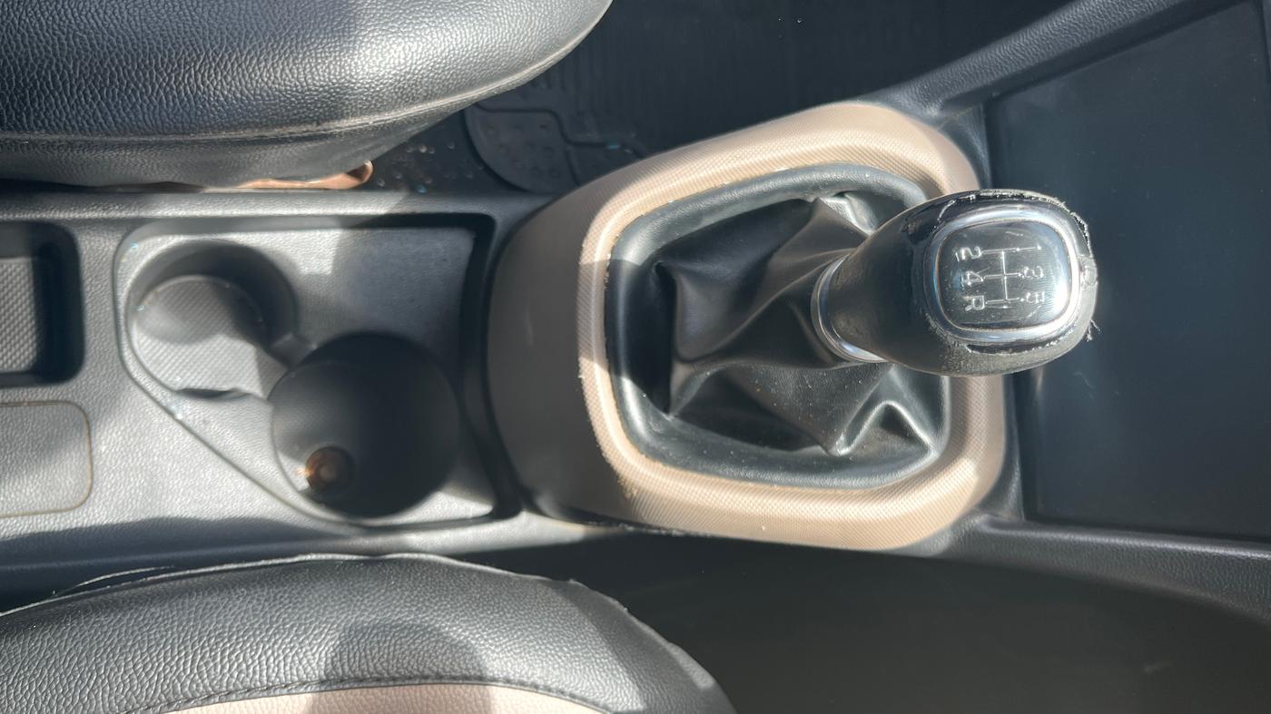 2016 Hyundai Xcent SX 1.2 (O), Petrol, Manual, 88,802 km, Gear Lever