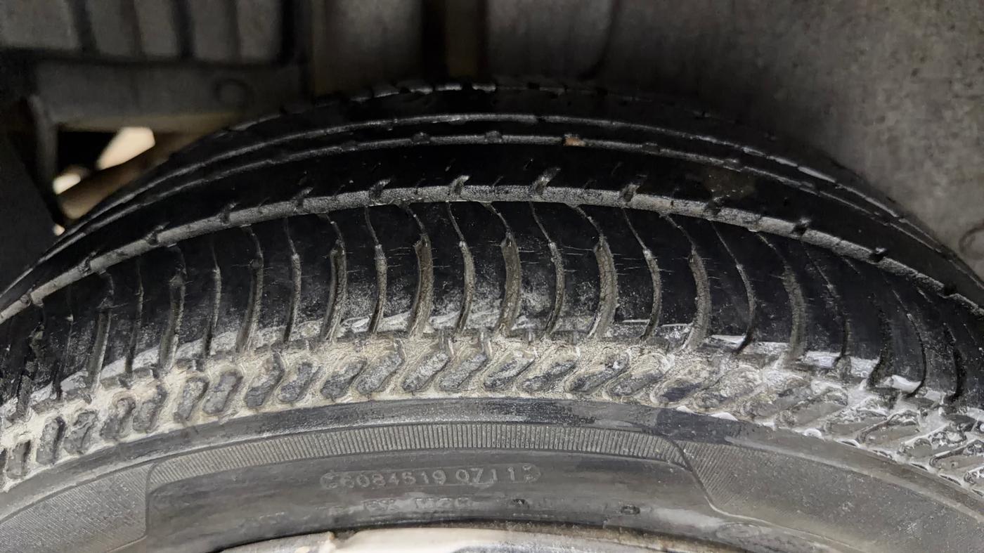 2017 Maruti Swift LXI (O), Petrol, Manual, 86,606 km, Right Rear Tyre Tread
