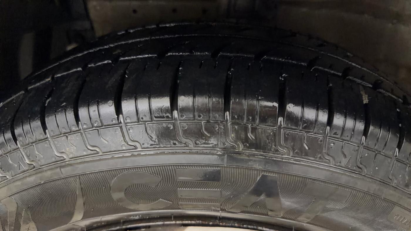 2017 Maruti Swift LXI (O), Petrol, Manual, 86,606 km, Left Front Tyre Tread