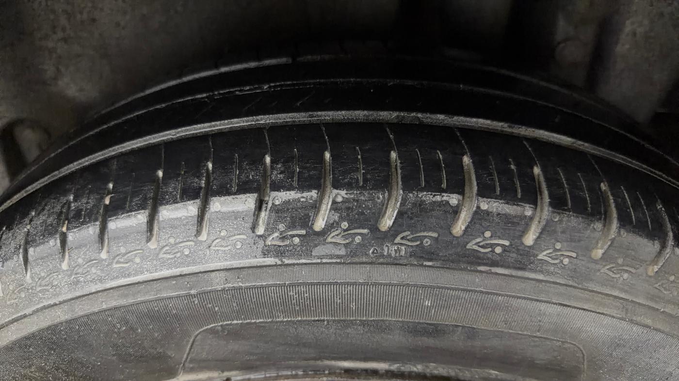 2017 Maruti Swift LXI (O), Petrol, Manual, 86,606 km, Left Rear Tyre Tread