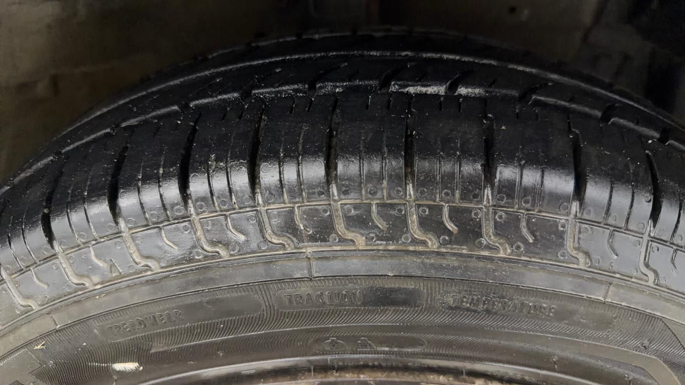 2017 Maruti Swift LXI (O), Petrol, Manual, 86,606 km, Right Front Tyre Tread