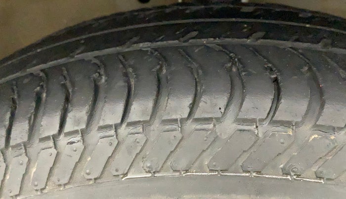 2015 Maruti Swift Dzire VXI, Petrol, Manual, 67,595 km, Right Front Tyre Tread
