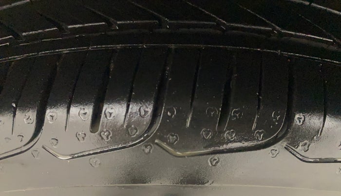 2019 Volkswagen Vento HIGHLINE PLUS 1.2 AT 16 ALLOY, Petrol, Automatic, 65,279 km, Left Front Tyre Tread