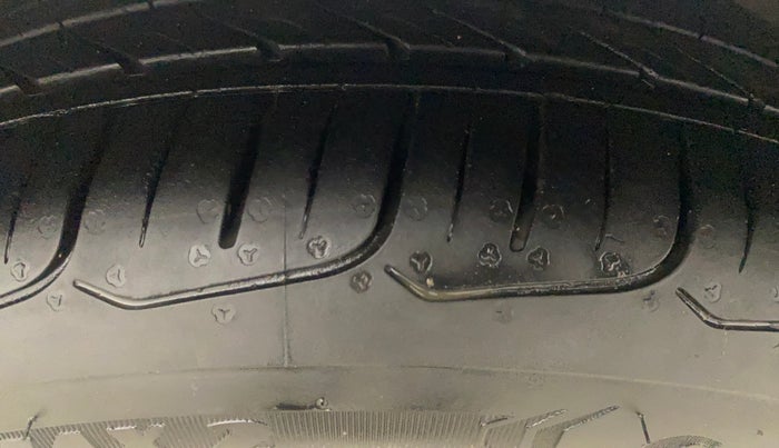 2019 Volkswagen Vento HIGHLINE PLUS 1.2 AT 16 ALLOY, Petrol, Automatic, 65,279 km, Right Front Tyre Tread