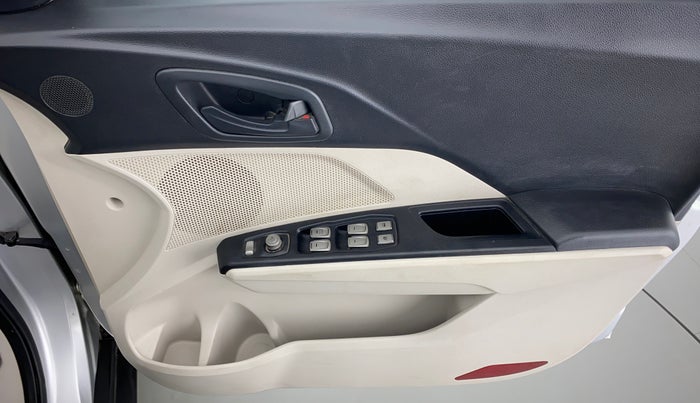 2019 Mahindra XUV300 1.5 W6 MT, Diesel, Manual, 43,660 km, Driver Side Door Panels Control