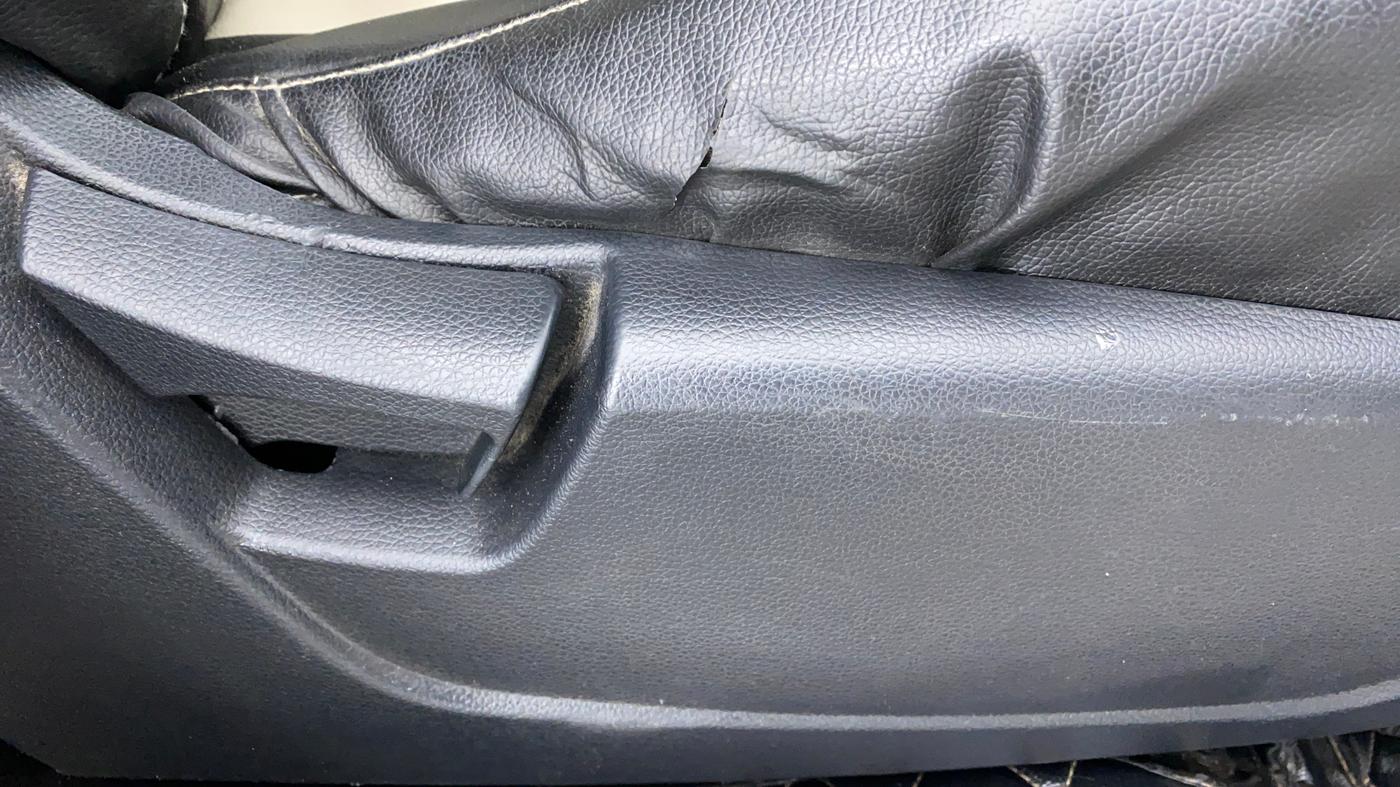 2019 Mahindra XUV300 1.5 W6 MT, Diesel, Manual, 43,660 km, Driver Side Adjustment Panel