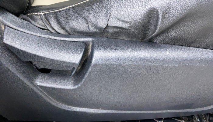 2019 Mahindra XUV300 1.5 W6 MT, Diesel, Manual, 43,660 km, Driver Side Adjustment Panel
