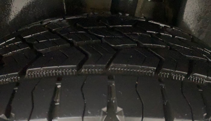 2017 Jeep Compass LONGITUDE 2.0 DIESEL, Diesel, Manual, 1,27,577 km, Left Rear Tyre Tread