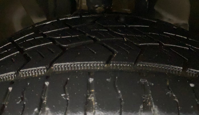 2017 Jeep Compass LONGITUDE 2.0 DIESEL, Diesel, Manual, 1,27,577 km, Right Front Tyre Tread