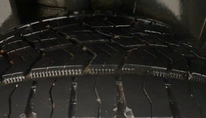 2017 Jeep Compass LONGITUDE 2.0 DIESEL, Diesel, Manual, 1,27,577 km, Right Rear Tyre Tread