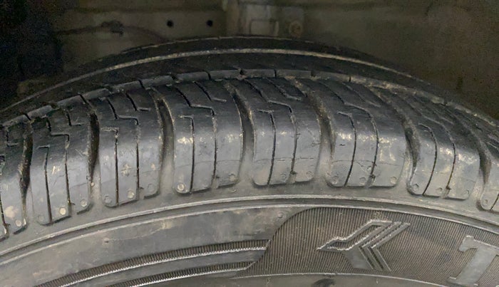 2015 Maruti Ertiga ZXI, Petrol, Manual, 1,08,634 km, Left Front Tyre Tread