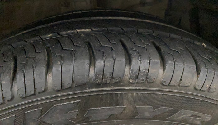 2015 Maruti Ertiga ZXI, Petrol, Manual, 1,08,634 km, Right Front Tyre Tread