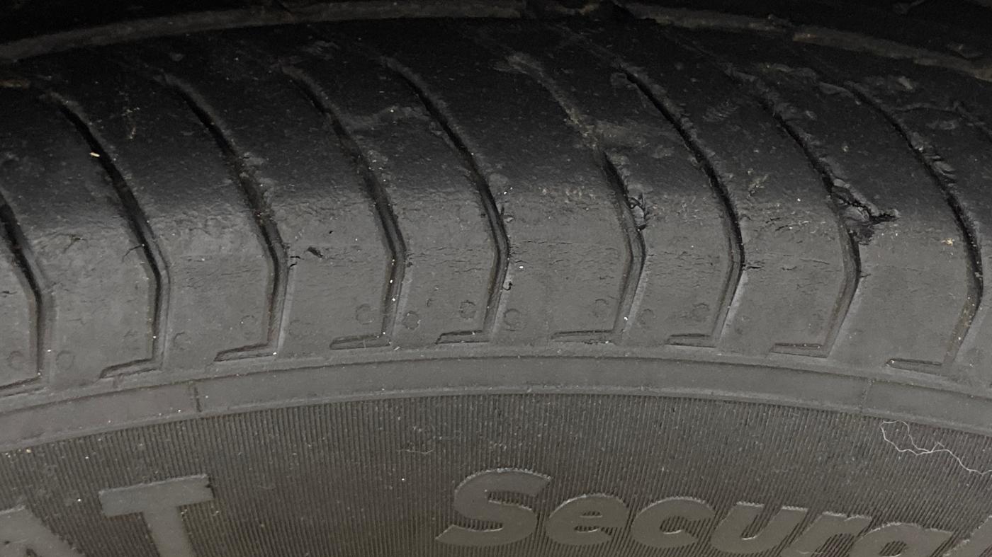 2023 Volkswagen TAIGUN TOPLINE 1.0 TSI AT, Petrol, Automatic, 31,823 km, Right Front Tyre Tread