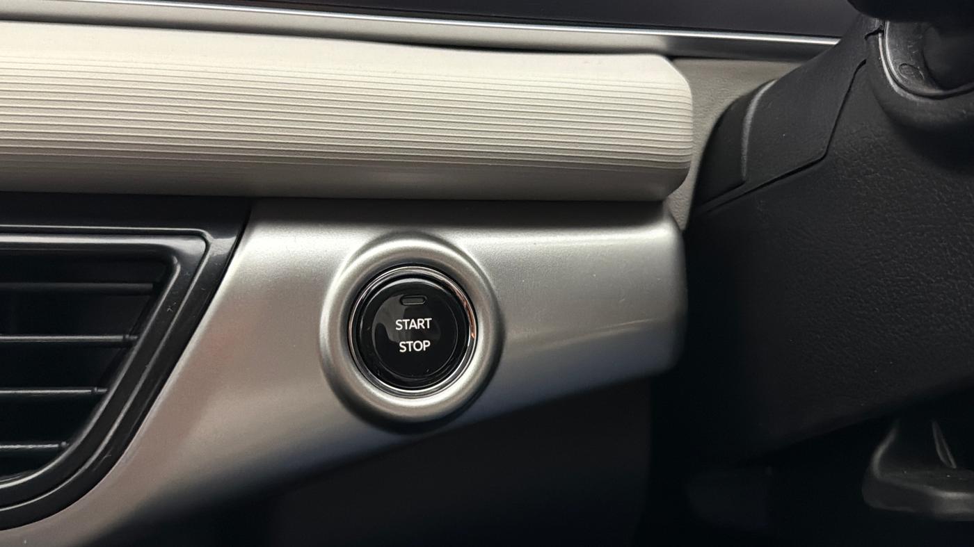 2025 Mahindra XUV700 AX 5 P AT 5 STR, Petrol, Automatic, 3,138 km, Keyless Start/ Stop Button