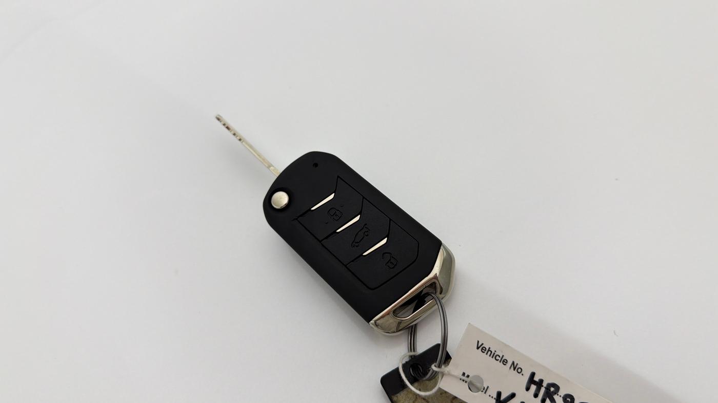 2025 Mahindra XUV700 AX 5 P AT 5 STR, Petrol, Automatic, 3,138 km, Key Close Up