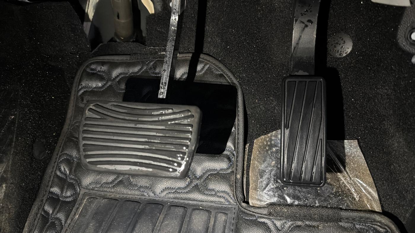 2025 Mahindra XUV700 AX 5 P AT 5 STR, Petrol, Automatic, 3,138 km, Pedals