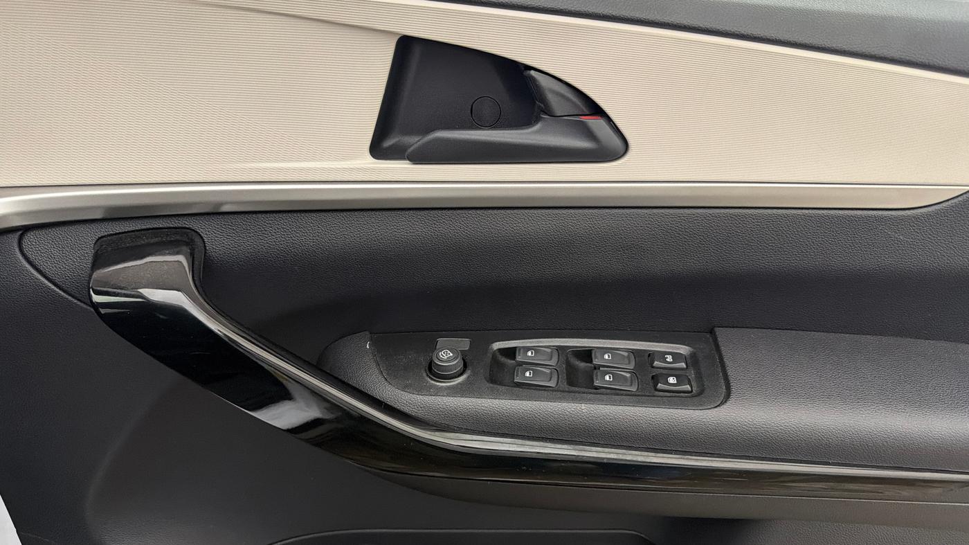 2025 Mahindra XUV700 AX 5 P AT 5 STR, Petrol, Automatic, 3,138 km, Driver Side Door Panels Control