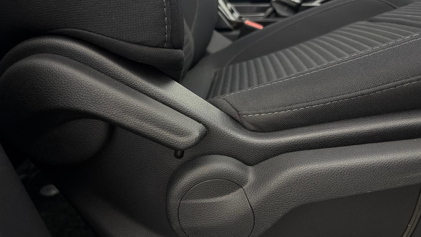 2025 Mahindra XUV700 AX 5 P AT 5 STR, Petrol, Automatic, 3,138 km, Driver Side Adjustment Panel
