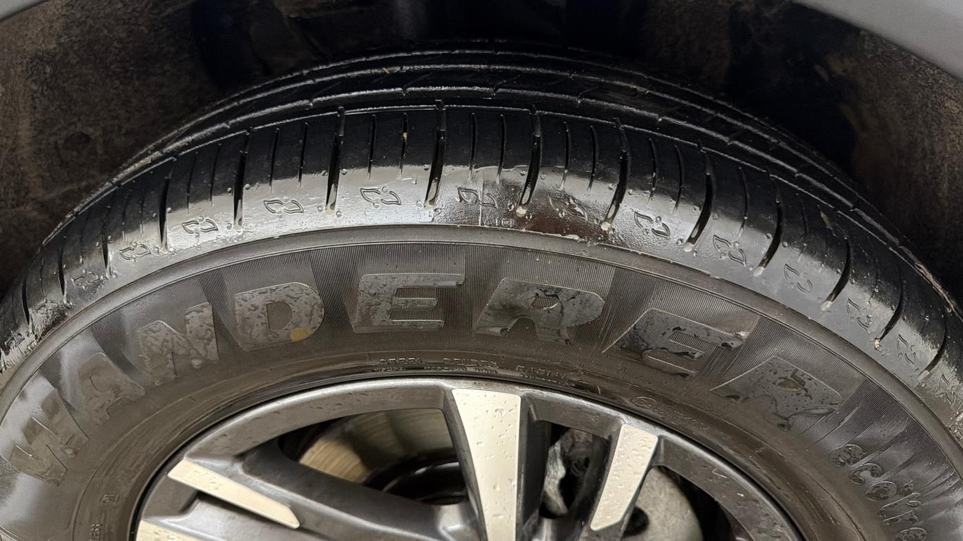 2025 Mahindra XUV700 AX 5 P AT 5 STR, Petrol, Automatic, 3,138 km, Right Front Tyre Tread