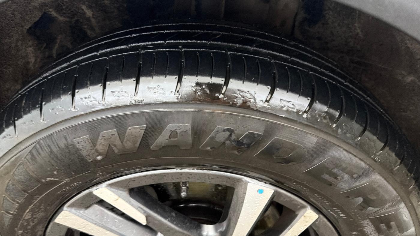 2025 Mahindra XUV700 AX 5 P AT 5 STR, Petrol, Automatic, 3,138 km, Left Front Tyre Tread