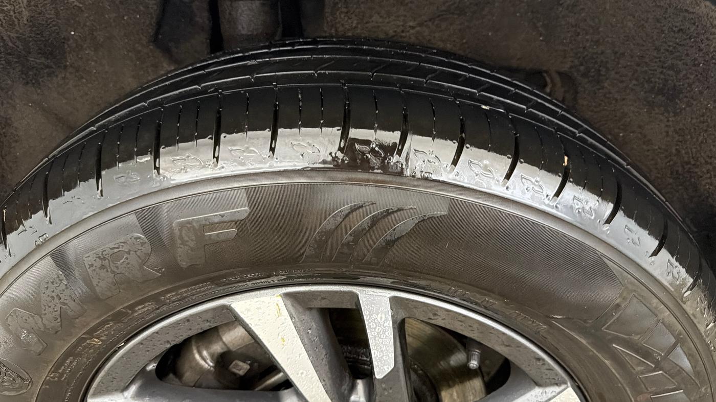 2025 Mahindra XUV700 AX 5 P AT 5 STR, Petrol, Automatic, 3,138 km, Right Rear Tyre Tread
