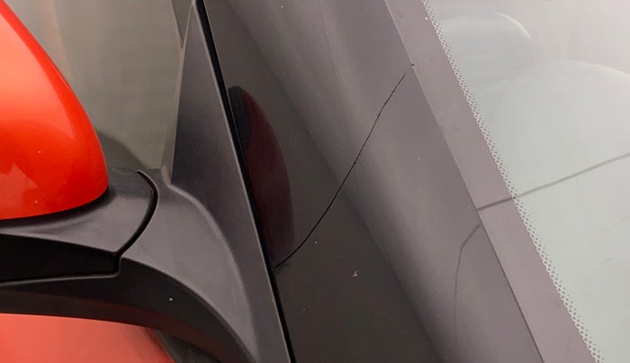 2019 Mahindra XUV300 W8 1.5 DIESEL, Diesel, Manual, 68,467 km, Right A pillar - Minor scratches