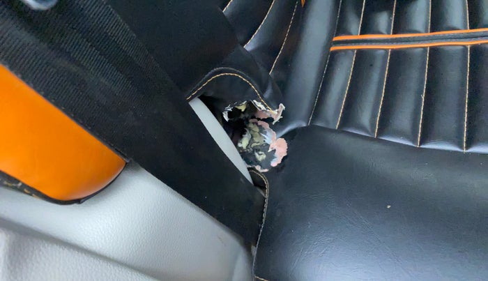 2019 Mahindra XUV300 W8 1.5 DIESEL, Diesel, Manual, 68,467 km, Second-row right seat - Seat cover minor torn