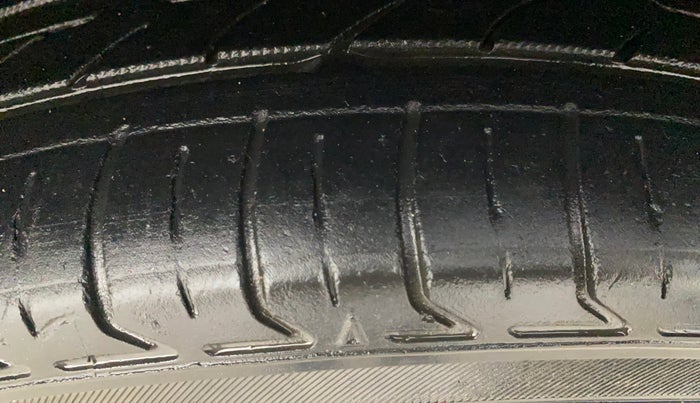 2013 Volkswagen Polo COMFORTLINE 1.2L, Diesel, Manual, 72,951 km, Right Front Tyre Tread