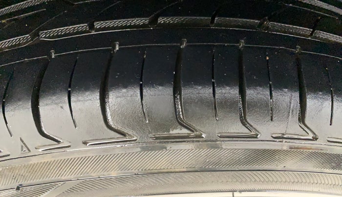 2013 Volkswagen Polo COMFORTLINE 1.2L, Diesel, Manual, 72,951 km, Right Rear Tyre Tread