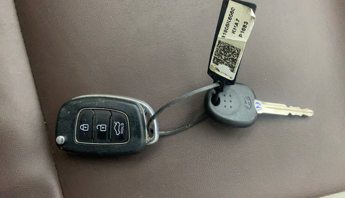 2020 Hyundai AURA S 1.2, Petrol, Manual, 37,271 km, Key Close Up