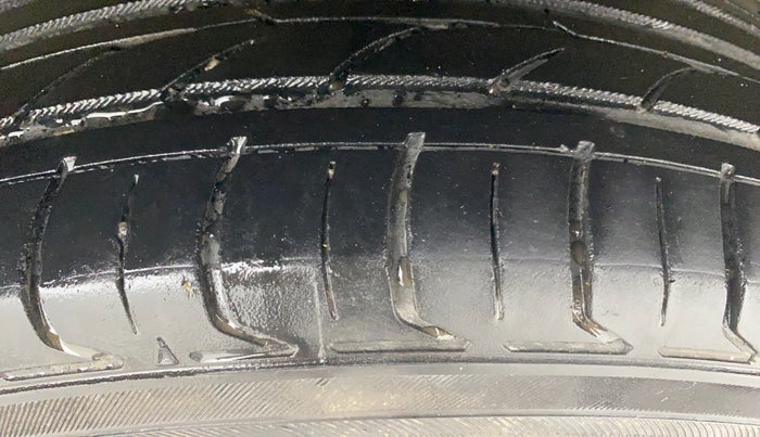 2016 Volkswagen Vento HIGHLINE PETROL AT, Petrol, Automatic, 1,21,165 km, Left Rear Tyre Tread