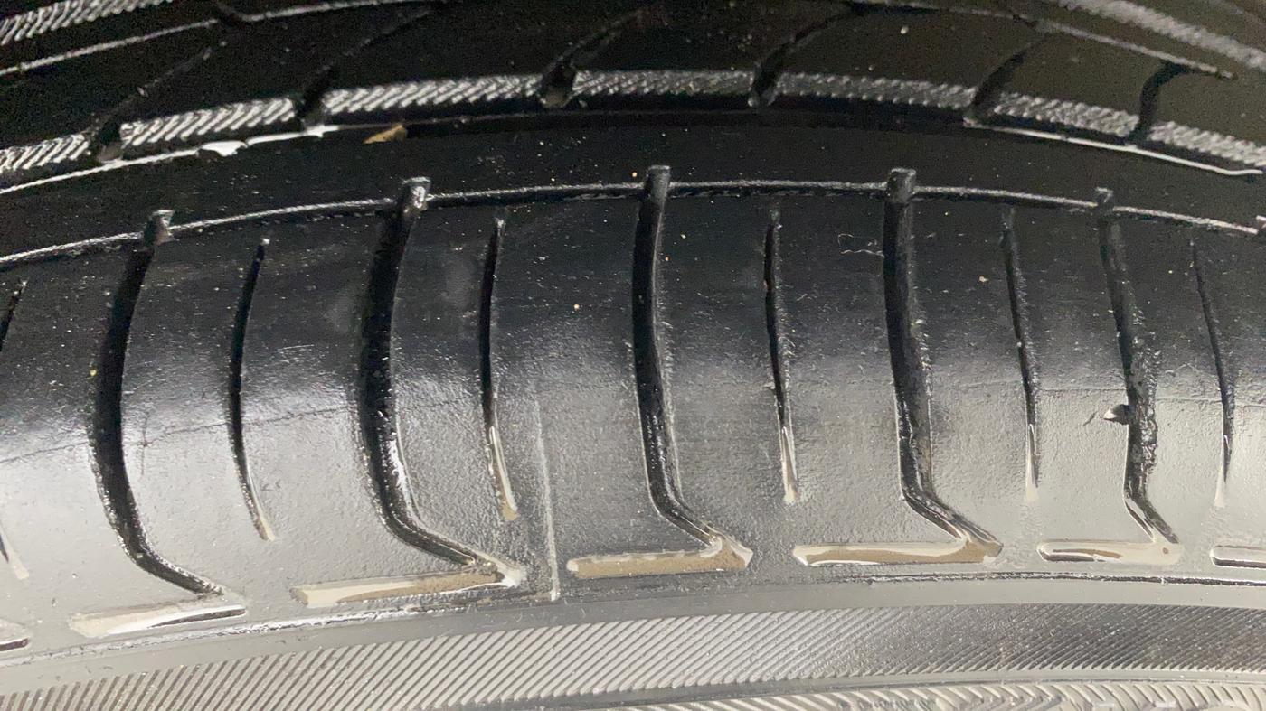 2016 Volkswagen Vento HIGHLINE PETROL AT, Petrol, Automatic, 1,21,165 km, Right Front Tyre Tread