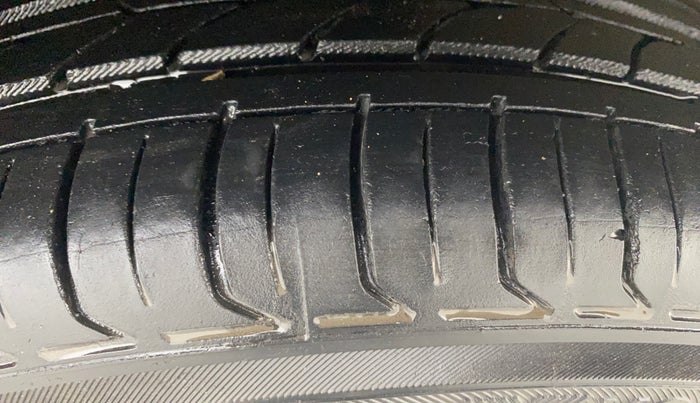 2016 Volkswagen Vento HIGHLINE PETROL AT, Petrol, Automatic, 1,21,165 km, Right Front Tyre Tread