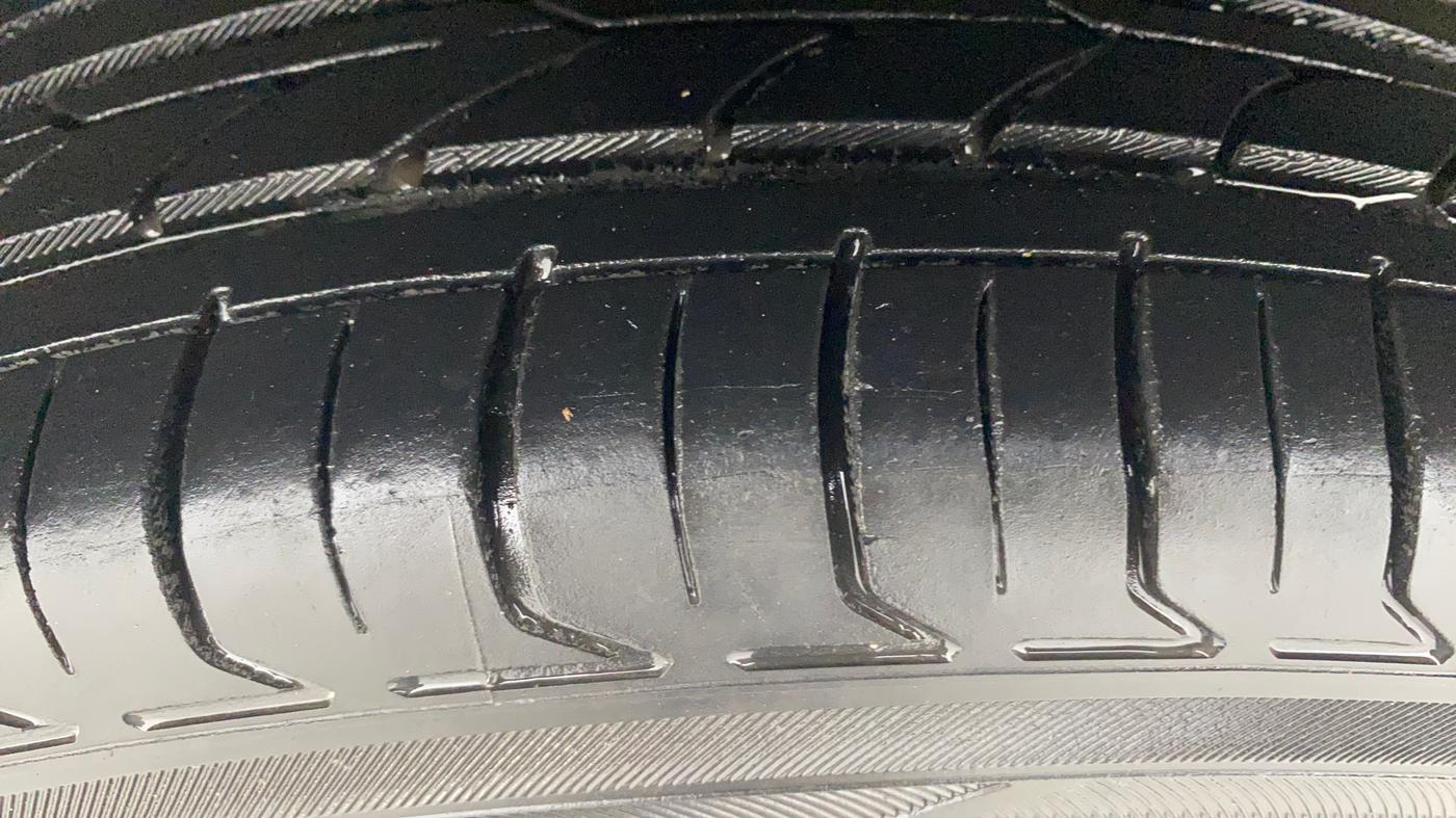 2016 Volkswagen Vento HIGHLINE PETROL AT, Petrol, Automatic, 1,21,165 km, Left Front Tyre Tread