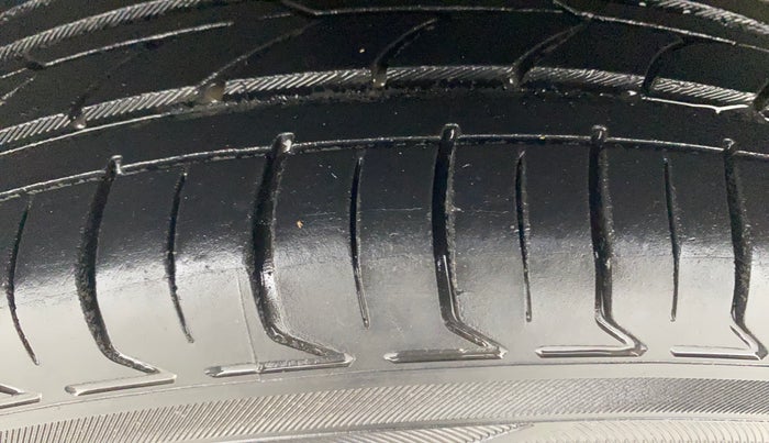 2016 Volkswagen Vento HIGHLINE PETROL AT, Petrol, Automatic, 1,21,165 km, Left Front Tyre Tread