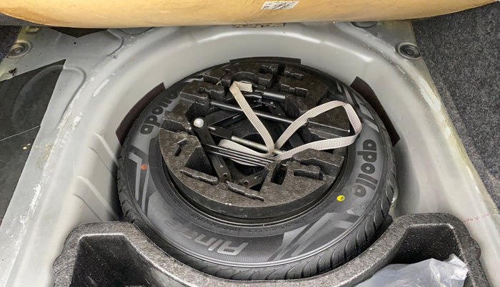 2016 Volkswagen Vento HIGHLINE PETROL AT, Petrol, Automatic, 1,21,165 km, Spare Tyre