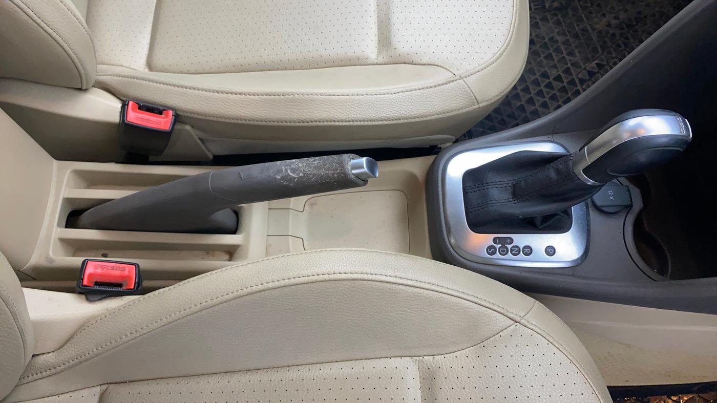 2016 Volkswagen Vento HIGHLINE PETROL AT, Petrol, Automatic, 1,21,165 km, Gear Lever
