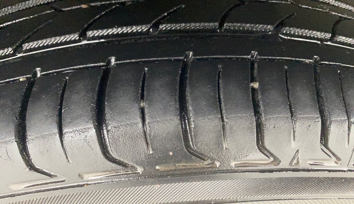 2016 Volkswagen Vento HIGHLINE PETROL AT, Petrol, Automatic, 1,21,165 km, Right Rear Tyre Tread