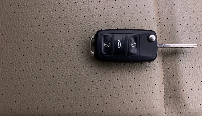 2016 Volkswagen Vento HIGHLINE PETROL AT, Petrol, Automatic, 1,21,165 km, Key Close Up