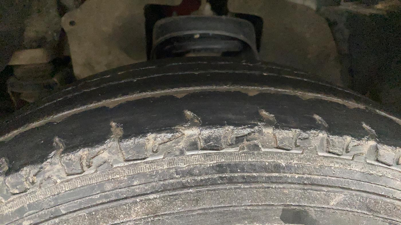 2017 Mahindra TUV300 T8, Diesel, Manual, 87,345 km, Left Front Tyre Tread
