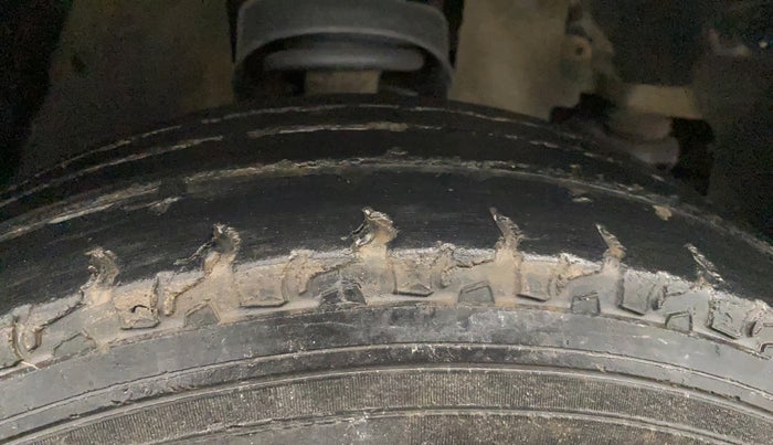 2017 Mahindra TUV300 T8, Diesel, Manual, 87,345 km, Right Front Tyre Tread