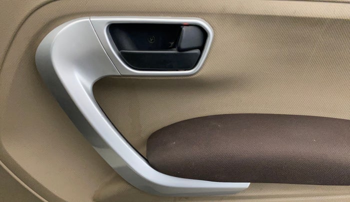 2017 Mahindra TUV300 T8, Diesel, Manual, 87,345 km, Driver Side Door Panels Control