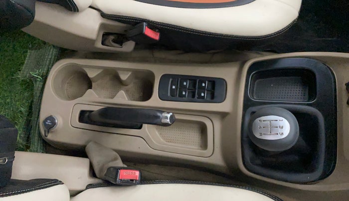 2017 Mahindra TUV300 T8, Diesel, Manual, 87,345 km, Gear Lever
