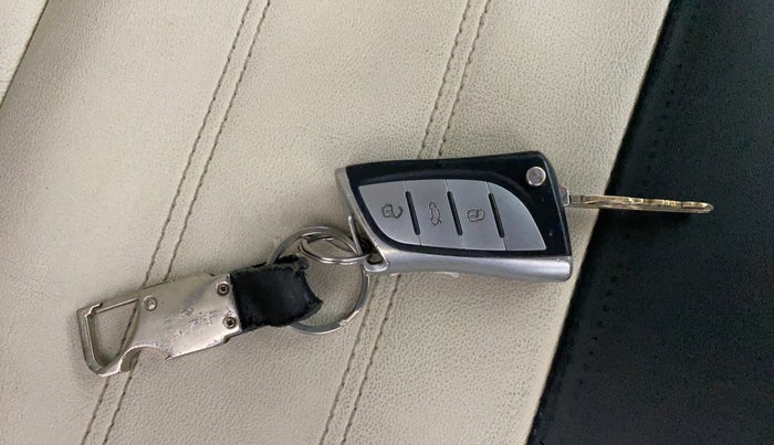 2017 Mahindra TUV300 T8, Diesel, Manual, 87,345 km, Key Close Up