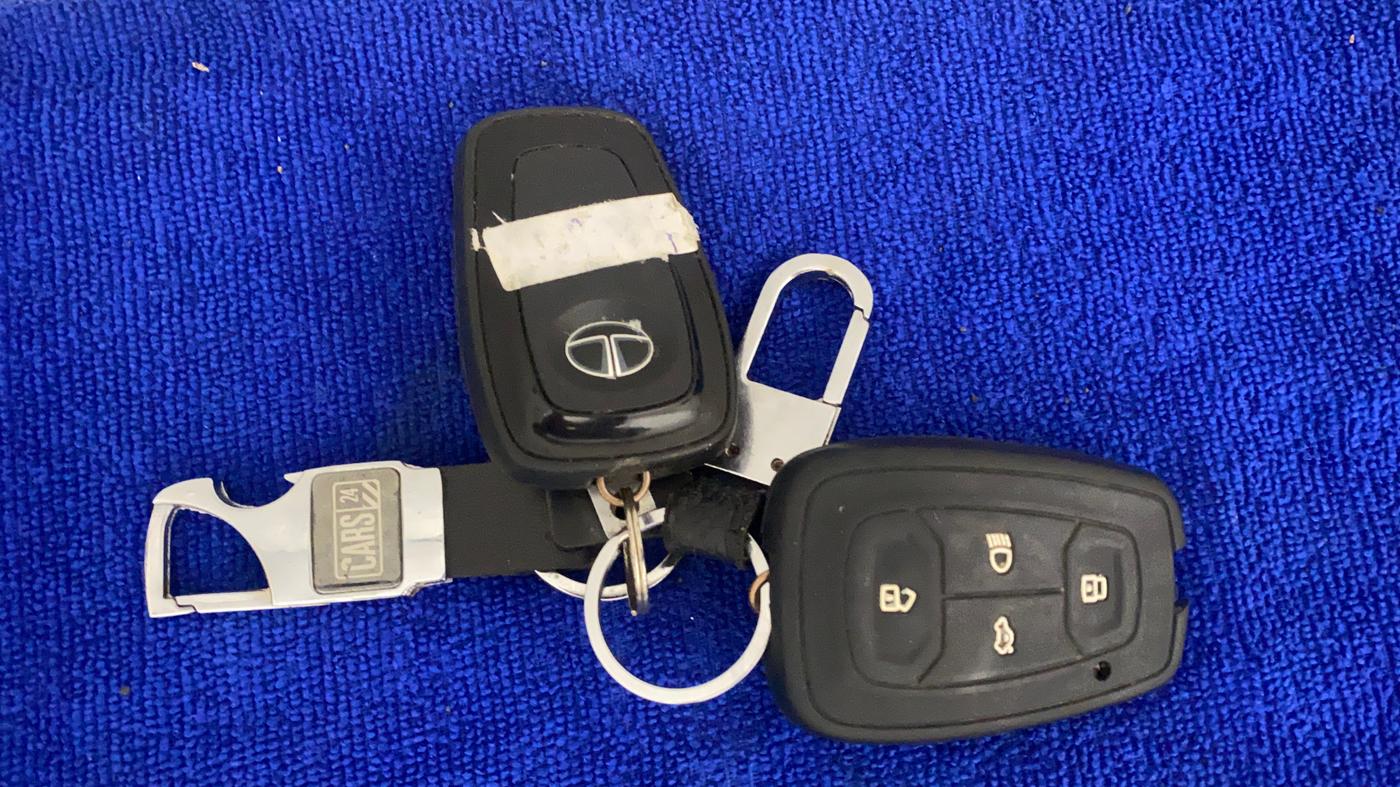 2018 Tata NEXON XZ PLUS PETROL, CNG, Manual, 48,402 km, Key Close Up