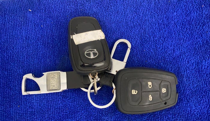 2018 Tata NEXON XZ PLUS PETROL, CNG, Manual, 48,402 km, Key Close Up