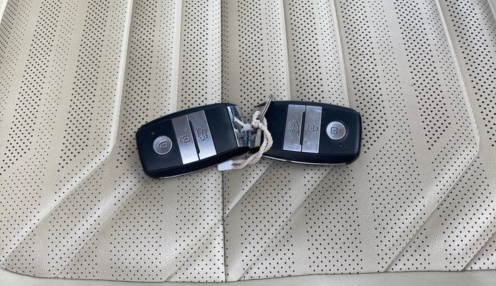 2022 KIA CARENS LUXURY PLUS 1.4 PETROL 7 STR, Petrol, Manual, 25,165 km, Key Close Up