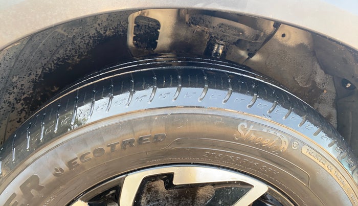 2022 KIA CARENS LUXURY PLUS 1.4 PETROL 7 STR, Petrol, Manual, 25,165 km, Left Front Tyre Tread